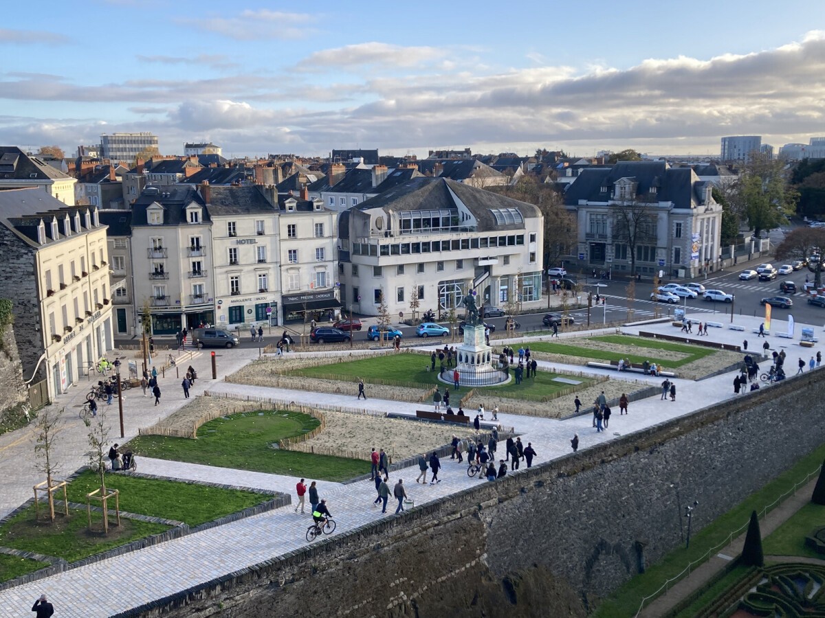 Place de l’Académie et place Kennedy